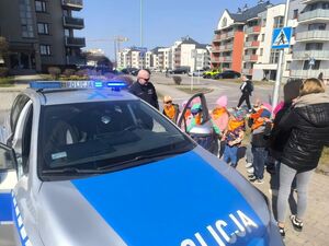 Na zdjęciu dzielnicowy wraz z przedszkolakami.