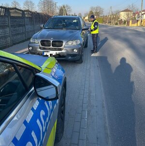 Na zdjęciu policjant dokonujący sprawdzenia stanu trzeźwości.