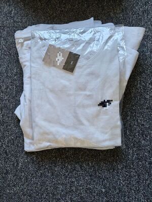 Na zdjeciu koszulki.