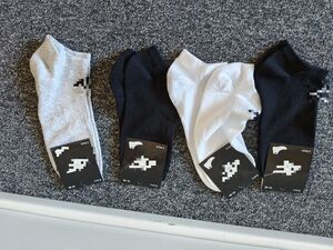 Na zdjeciu skarpetki.