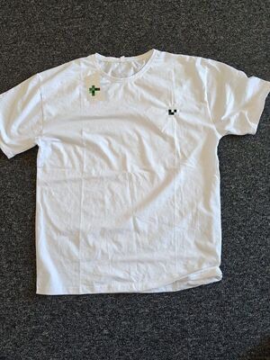 Na zdjeciu koszulka.