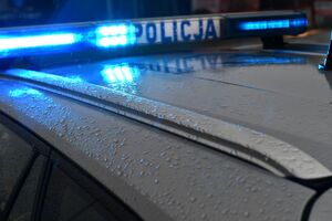 Na zdjęciu belka policyjnego radiowozu z napisem policja.