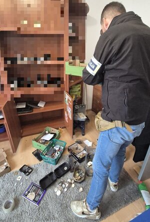 Na zdjęciu funkcjonariusz policji przeprowadzający czynności służbowe.