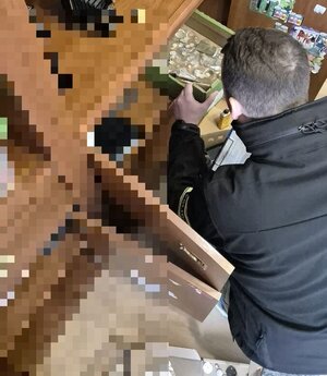 Na zdjęciu funkcjonariusz policji przeprowadzający czynności służbowe.