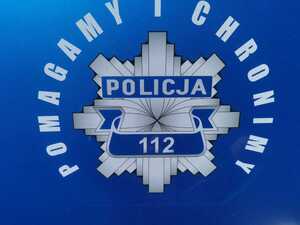 Na zdjęciu logo policji i napis chronimy i pomagamy.