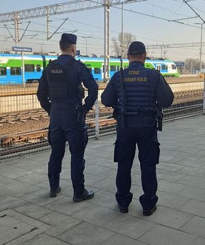 Na zdjęciu umundurowany policjant i SOK-ista.