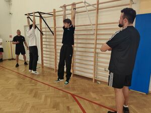 Na zdjęciu policjanci prowadzący zajęcia z uczniami Zespołu Szkół w Tyczynie.