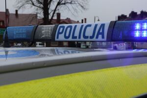 Na zdjęciu belka policyjnego radiowozu z napisem policja.