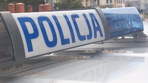 Na zdjęciu belka policyjnego radiowozu z napisem policja.