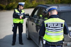 Na zdjęciu funkcjonariusze policji podczas wykonywania czynności służbowych.