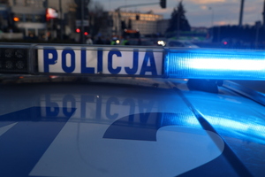 Na zdjeciu belka policyjnego radiowozu z napisem policja.