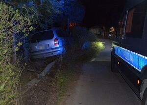 Na zdjeciu po lewej stronie pojazd marki Opel, po prawej policyjny radiowóz.