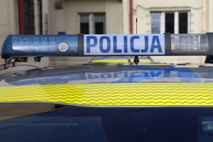 Na zdjeciu belka policyjnego radiowozu z napisem policja.