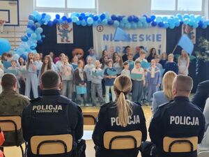 Na zdjęciu policjanci z uczestnikami pikniku.