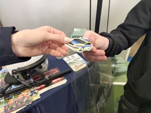 Na zdjęciu gadżet odblaskowy.