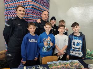 Na zdjęciu policjanci wraz z dziećmi.