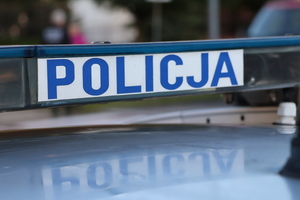 Na zdjeciu belka policyjnego radiowozu z napisem policja.