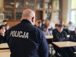 Na zdjęciu policjant przeprowadzający prelekcje dla uczniów z Zespołu Szkół Ekonomicznych ww Rzeszowie.
