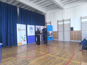 Na zdjęciu policjant przeprowadzający prelekcje dla seniorów.