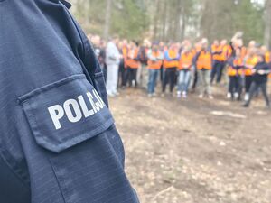 Na zdjęciu uczestnicy biorący udział w sadzeniu drzewek.