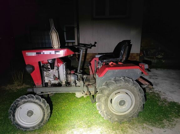 Na zdjeciu ciągnik samodzielnej konstrukcji w kolorze czerwonym.