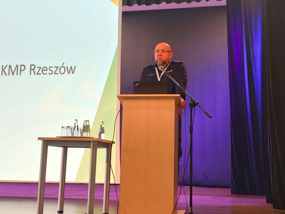 Na zdjęciu asp. sztab. Tomasz Surowiak z Wydziału Prewencji Komendy Miejskiej Policji w Rzeszowie.