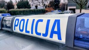 Na zdjeciu belka policyjnego radiowozu z napisem policja.
