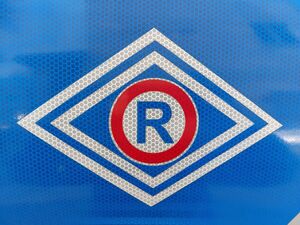 Na zdjęciu emblemat ruchu drogowego.