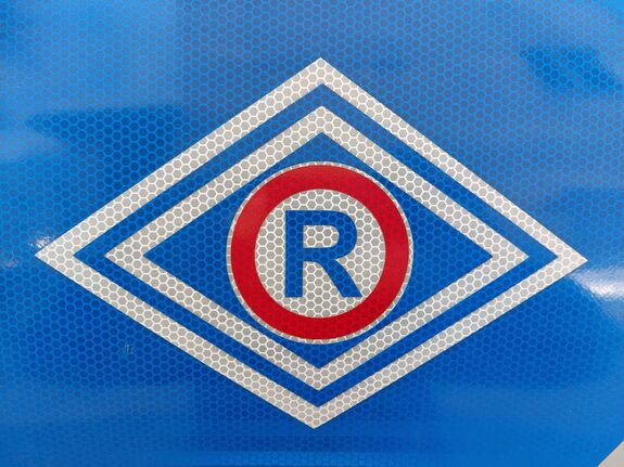 Na zdjęciu emblemat ruchu drogowego.