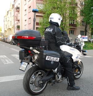 Na zdjeciu umundurowany policjant na służbowym motocyklu.