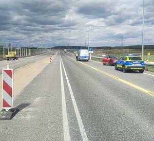 Na zdjęciu policyjne radiowozy i miejsce zdarzenia drogowego.