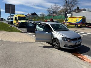 Na zdjęciu pojazdy uczestniczące w zdarzeniu drogowym.