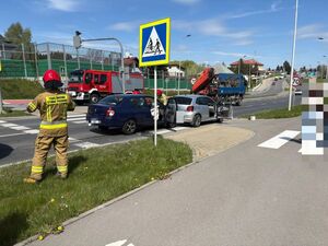 Na zdjęciu pojazdy uczestniczące w zdarzeniu drogowym.