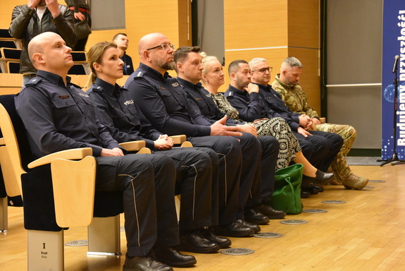 Na zdjęciu funkcjonariusze Policji oraz prelegenci.
