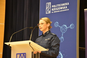 Na zdjęciu moderator debaty.
