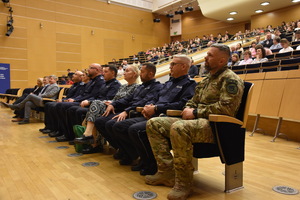Na zdjęciu funkcjonariusze Policji oraz prelegenci.