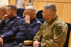 Na zdjęciu po lewej Zastępca Naczelnika Wydziału Prewencji, w środku I Zastępca Komendanta Miejskiego Policji w Rzeszowie, po prawej Zastępca Dowódcy Samodzielnego Oddziału Kontrterrorystycznego Policji w Rzeszowie.