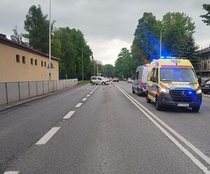 Zdarzenie drogowe na ul. Dąbrowskiego. Ze wstępnych ustaleń funkcjonariuszy ekipy wypadkowej ruchu drogowego wynika, że, 64-letni kierujący Lexusem, jadąc w kierunku Placu Śreniawitów, z nieustalonych przyczyn zjechał na przeciwległy pas ruchu i zderzył się z prawidłowo jadącym Citroenem. W wyniku zdarzenia do szpitala trafił 34-letn kierujący Citroenem