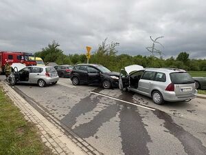 Jak wynika ze wstępnych ustaleń policjantów 21-letnia kierująca Fordem Kuga nie ustąpiła pierwszeństwa przejazdu kierującemu Citroenem. Następnie uderzyła w Forda Focus, a potem w Peugeota.