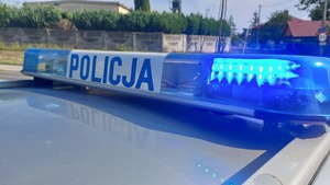 Na zdjeciu podświetlona belka policyjnego radiowozu z napisem policja.