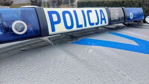 Na zdjęciu belka policyjnego radiowozu z napisem policja.