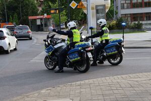 Na zdjeciu dwóch umundurowanych policjantów na służbowych motocyklach.