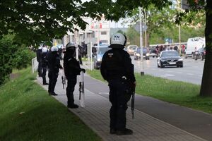 Na zdjęciu umundurowani policjanci.