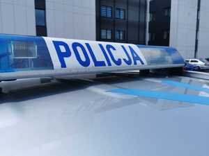 Na zdjęciu belka policyjnego radiowozu z napisem policja.