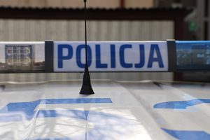 Na zdjęciu belka policyjnego radiowozu z napisem policja.