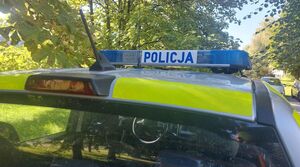Na zdjeciu belka policyjnego radiowozu z napisem policja.