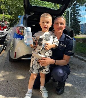 Na zdjeciu umundurowana policjantka z małym chłopcem.
