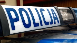 Na zdjeciu belka policyjnego radiowozu z napisem policja.