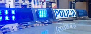 Na zdjęciu belka policyjnego radiowozu z napisem policja.