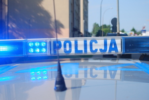 Na zdjeciu belka policyjnego radiowozu z napisem policja.